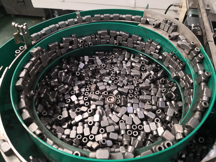 震动盘自动上下料加工案例：零件钻孔攻牙倒角加工